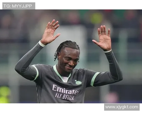 足球明星在比赛中意外受伤头骨受损视频引发球迷热议与关注 足球明星在比赛中意外受伤头骨受损视频引发球迷热议与关注